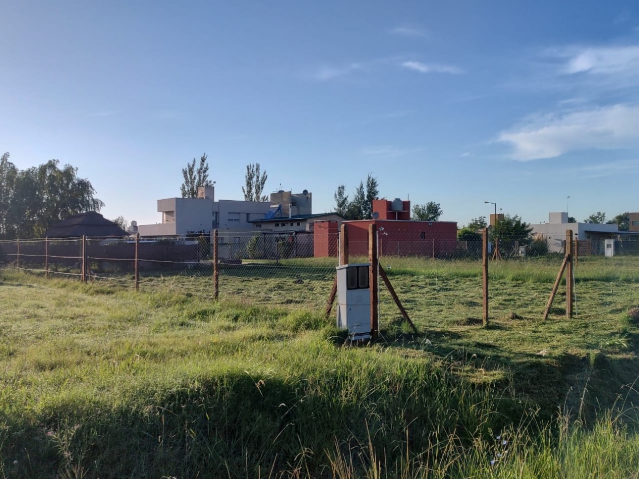 Venta de lote en barrio abierto "Funes Norte". Apto desarrollo comercial