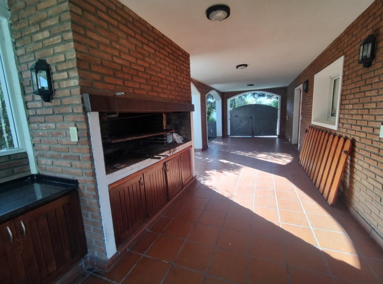 CASA EN VENTA DE 4 DORMITORIOS ESTILO CLASICO  EN BARRIO "SAN MARINO" FUNES  