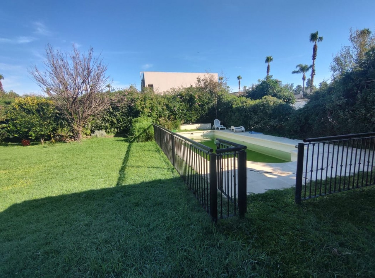 CASA EN VENTA DE 4 DORMITORIOS ESTILO CLASICO  EN BARRIO "SAN MARINO" FUNES  