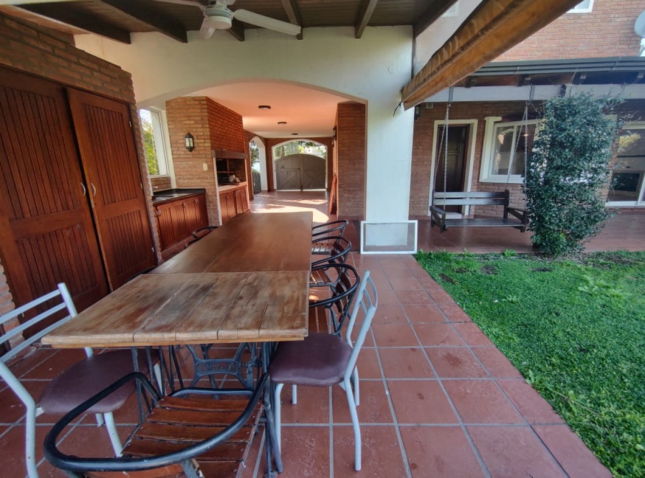 CASA EN VENTA DE 4 DORMITORIOS ESTILO CLASICO  EN BARRIO "SAN MARINO" FUNES  