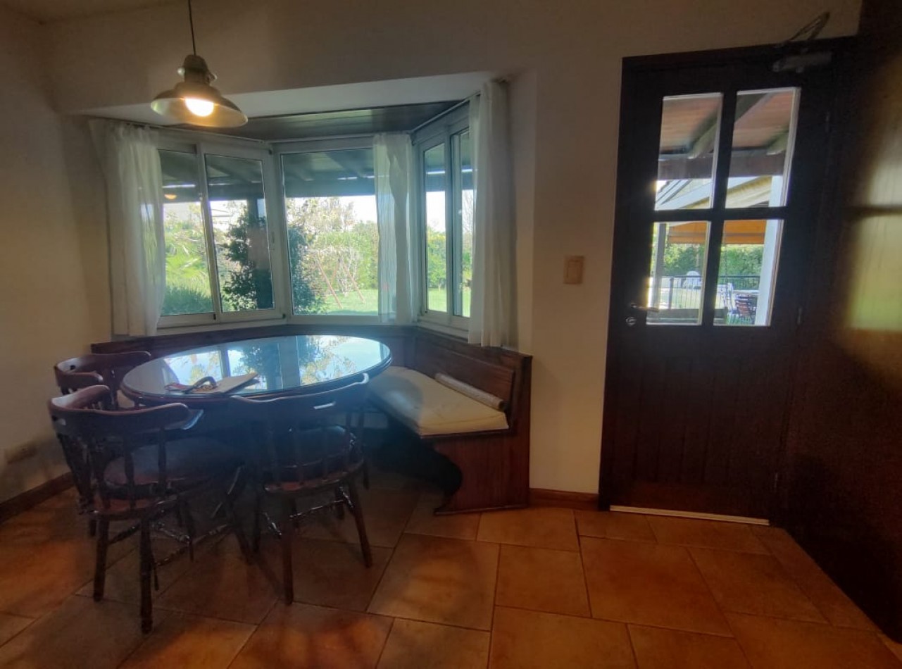 CASA EN VENTA DE 4 DORMITORIOS ESTILO CLASICO  EN BARRIO "SAN MARINO" FUNES  