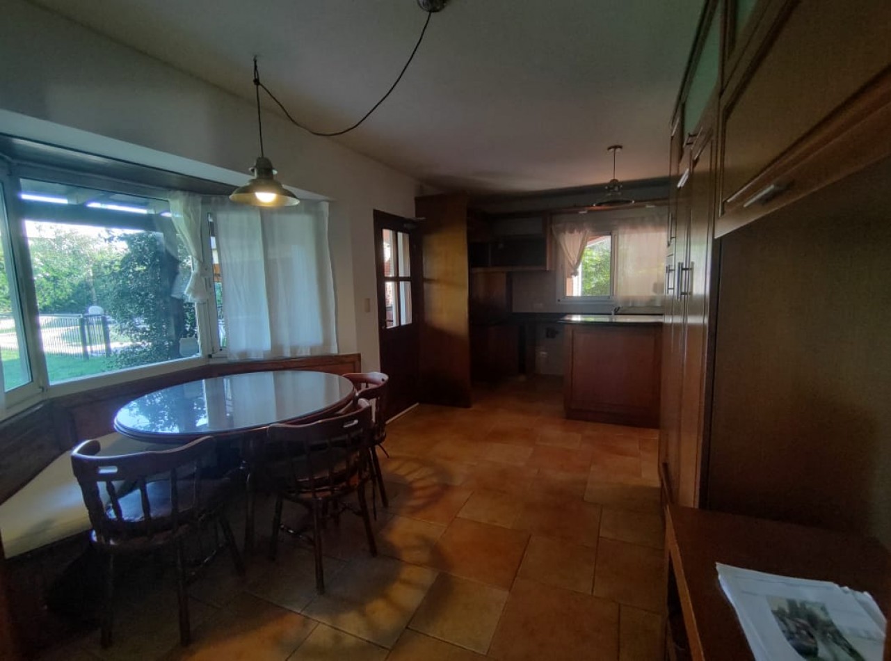 CASA EN VENTA DE 4 DORMITORIOS ESTILO CLASICO  EN BARRIO "SAN MARINO" FUNES  
