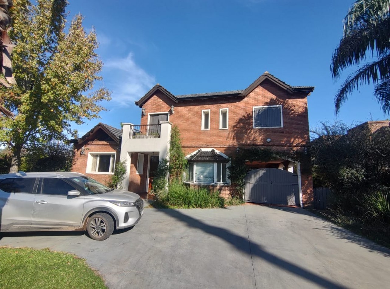 CASA EN VENTA DE 4 DORMITORIOS ESTILO CLASICO  EN BARRIO "SAN MARINO" FUNES  
