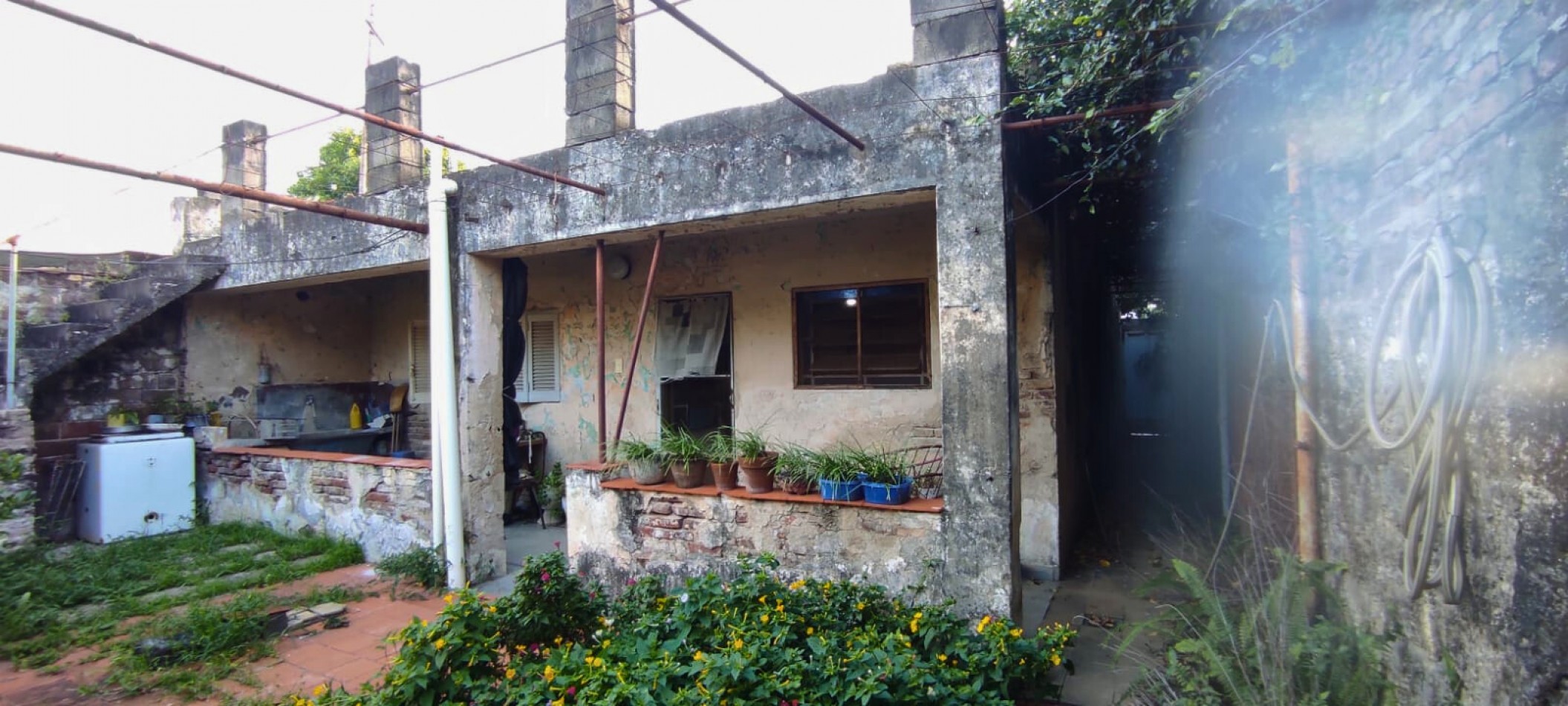 Casa a reciclar en Mendoza 5400 Barrio Belgrano Rosario -PERMUTA-