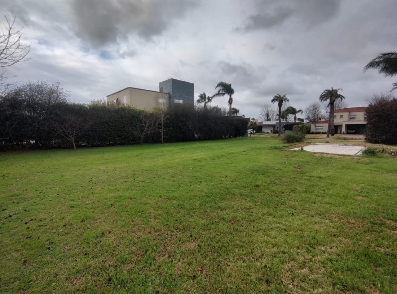 Terreno en B° privado de Miraflores en venta