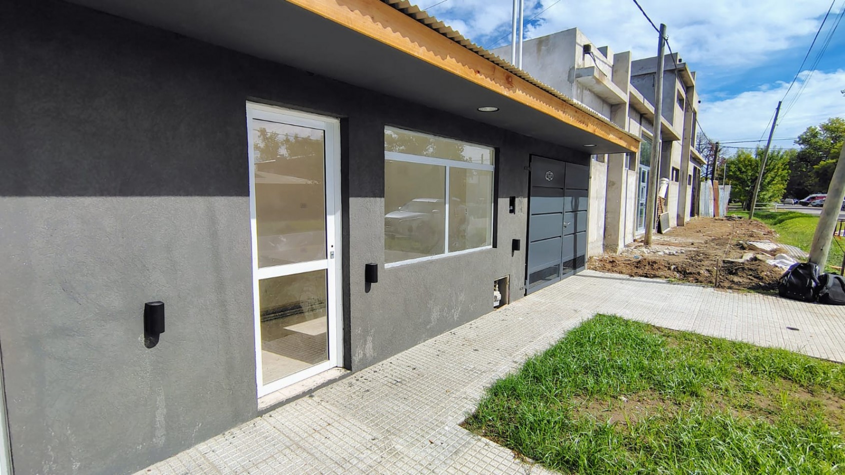 LOCALES COMERCIALES SE ALQUILAN JUNTOS O SEPARADOS EN FUNES NORTE