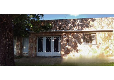 Casa a reciclar en Mendoza 5400 Barrio Belgrano Rosario -PERMUTA-